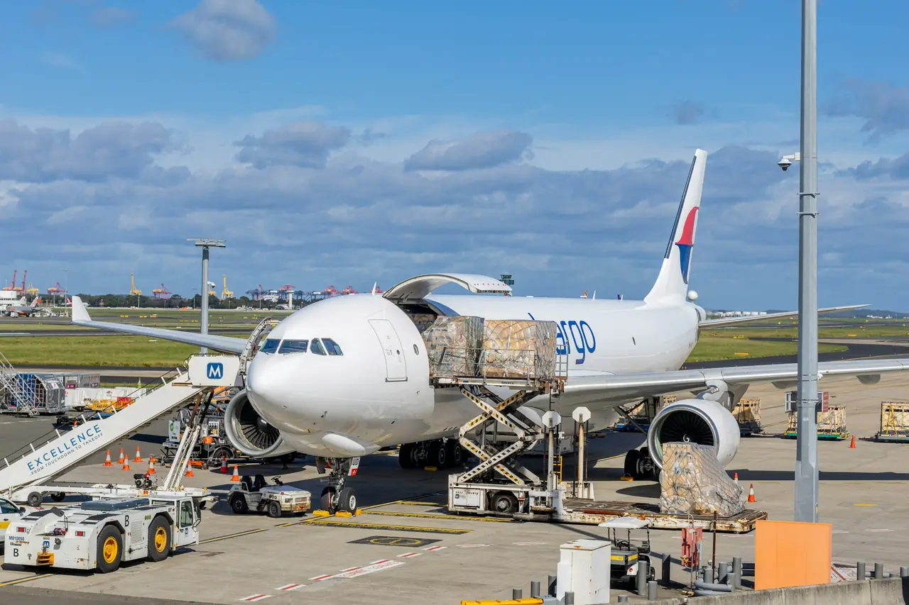 Carico aereo sul piazzale dell'aeroporto