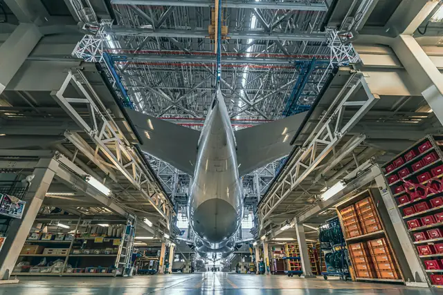 Aereo in hangar di manutenzione — logistica aerospace e trasporti AOG