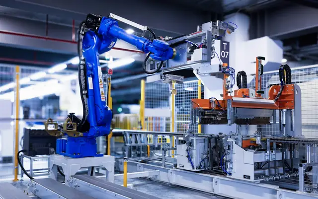 Braccio robotico industriale in stabilimento — logistica industriale e ricambi urgenti