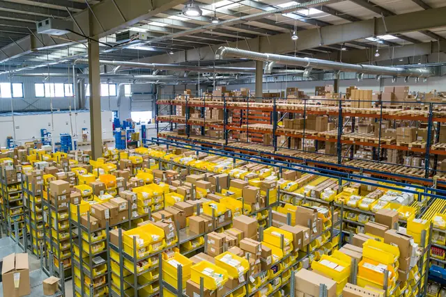 Pacchi in centro di distribuzione — logistica e-commerce e last mile