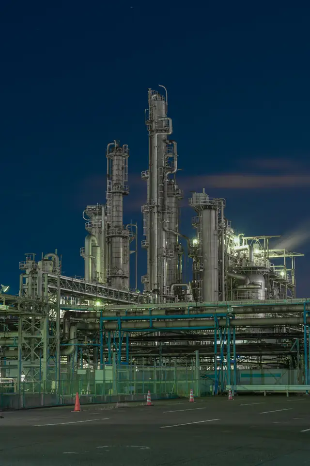 Impianto industriale oil & gas illuminato di notte — logistica per il settore energetico
