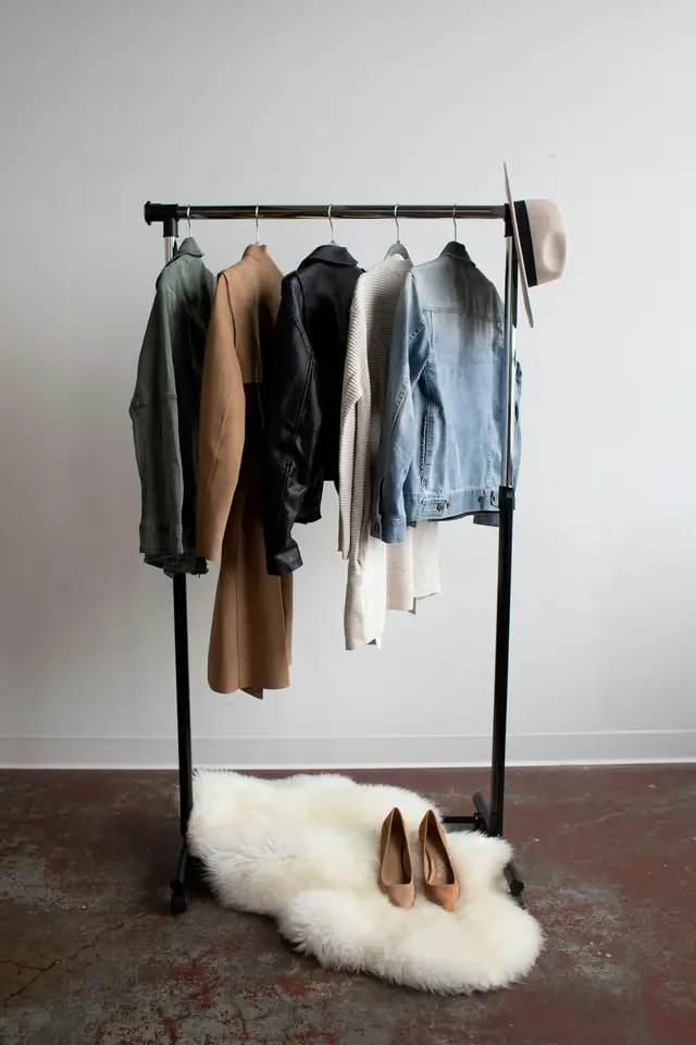 Capi su appendiabiti in boutique — logistica fashion e luxury distribution