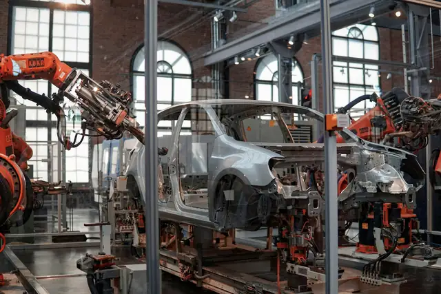 Linea di produzione automotive con robot — logistica automotive e gestione fermo linea